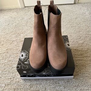 NWT tan shoe boot